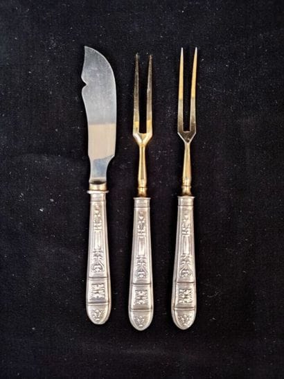 Lot of silver plated metal including:
- Cutlery...