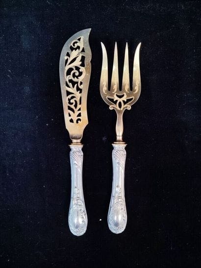Lot of silver plated metal including:
- Cutlery...