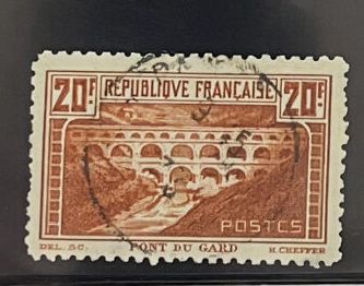 O Yv. 262B France : 20F Pont du Gard dentelé...