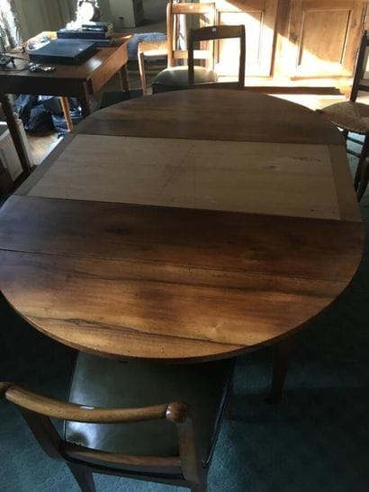 Round table with shutter
Six tapered legs
One...