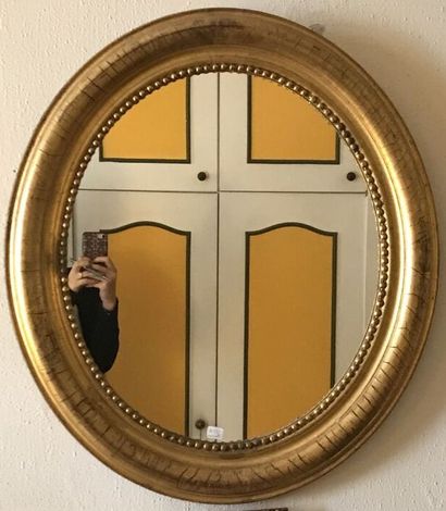 Oval glass
Gilded stucco frame
Height : 70...