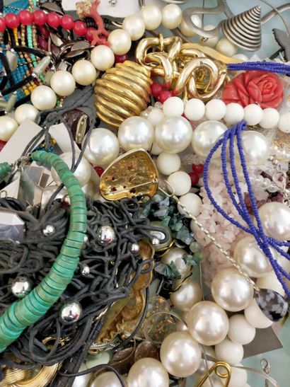 Lot of fancy jewelry
(1 bag in a mustard...