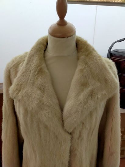 FEIG CREATIONS
Coat in white mink
Two pockets,...