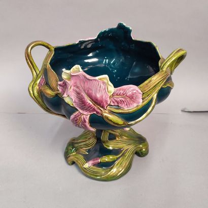 Art nouveau
Cup with floral decoration in...