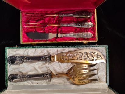 Lot of silver plated metal including:
- Cutlery...