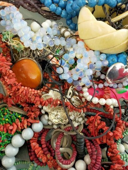 Lot of fancy jewelry
(1 bag in a mustard...