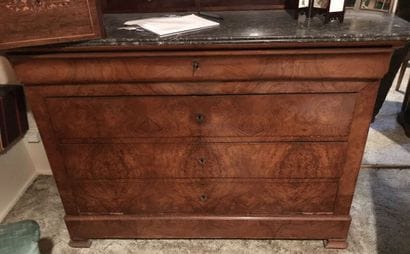 Mahogany veneer chest of drawers
Three rows...