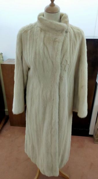 FEIG CREATIONS
Coat in white mink
Two pockets,...