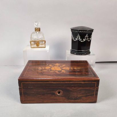 Lot of three objects including :
- Crystal...