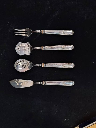 Lot of silver handles including:
- an hors...