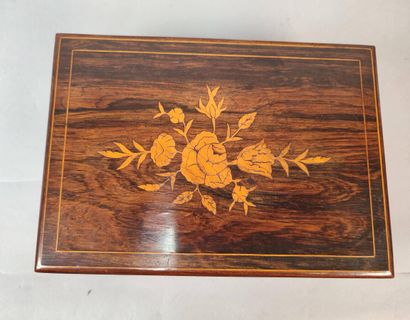 Lot of three objects including :
- Crystal...