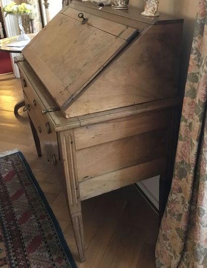 Scriban chest of drawers in fruitwood veneer
with...