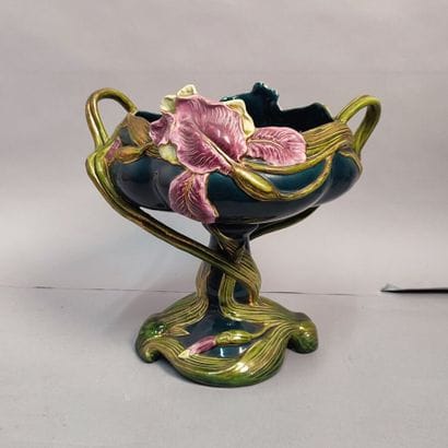 Art nouveau
Cup with floral decoration in...