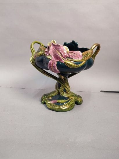 Art nouveau
Cup with floral decoration in...