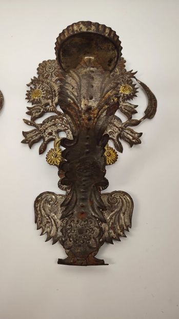 Pair of sconces in embossed metal decorated...