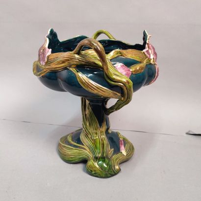 Art nouveau
Cup with floral decoration in...