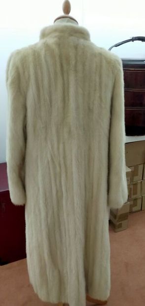 FEIG CREATIONS
Coat in white mink
Two pockets,...