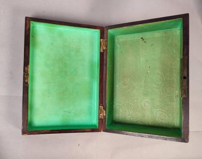 Lot of three objects including :
- Crystal...