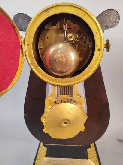 Black onyx and gilt bronze lyre-shaped clock
Restoration...