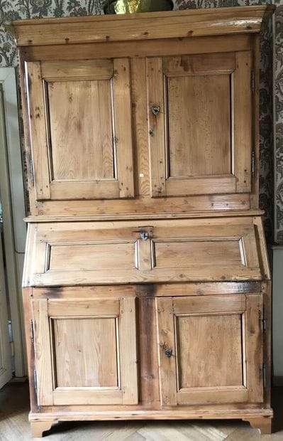 Big scriban sideboard with recessed fir wood
Middle...