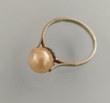 White gold ring set with a pearl
Gross weight...