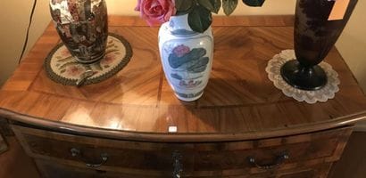 Chest of drawers in fruitwood veneer opening...
