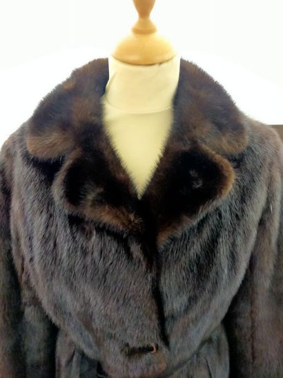 IN SPRING
Dark mink coat
Two pockets, notched...