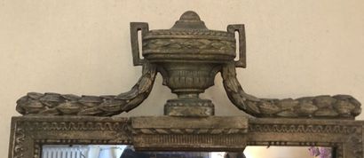 Gilded wood window
Urn and laurel bands motif
Late...