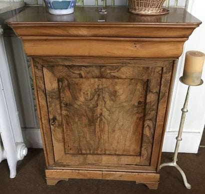 Furniture with height of support in walnut
Partly...