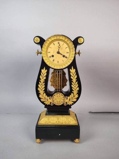 Black onyx and gilt bronze lyre-shaped clock
Restoration...