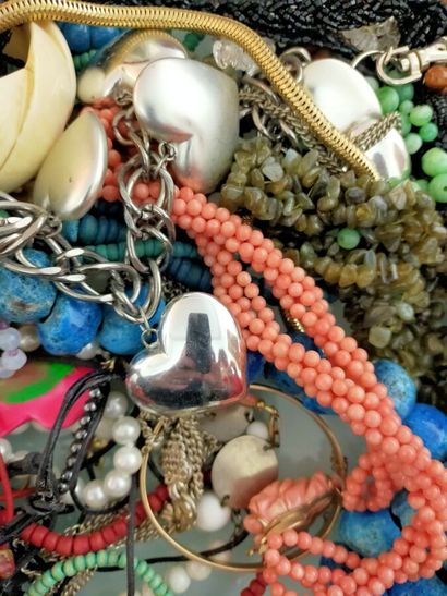 Lot of fancy jewelry
(1 bag in a mustard...
