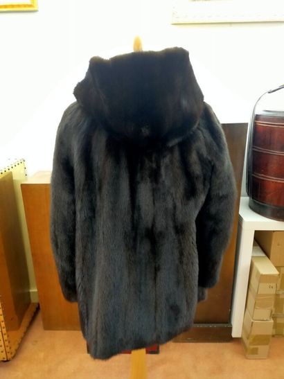 SAGA MINK
Hooded jacket in dark mink, two...
