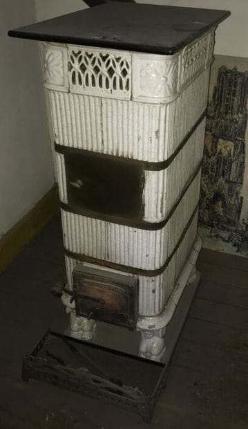 Stove in white earthenware with brass rings
Black...