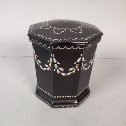 Lot of three objects including :
- Crystal...