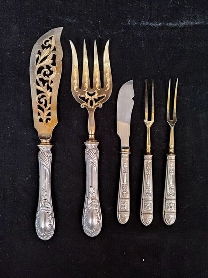 Lot of silver plated metal including:
- Cutlery...