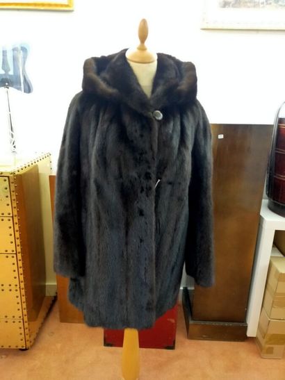 SAGA MINK
Hooded jacket in dark mink, two...