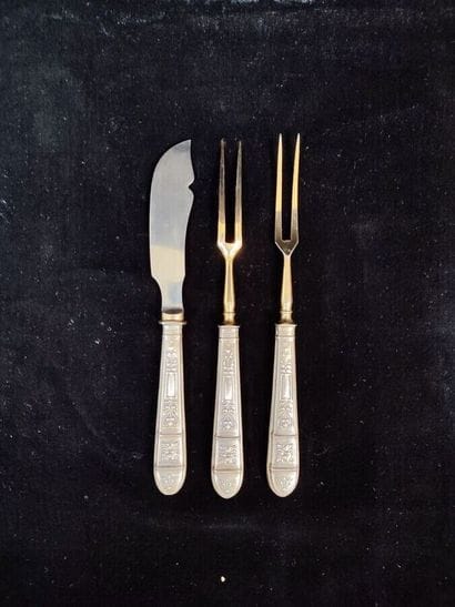Lot of silver plated metal including:
- Cutlery...