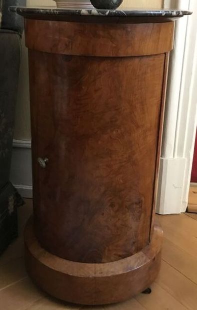 Pedestal table in burr walnut veneer
Grey...