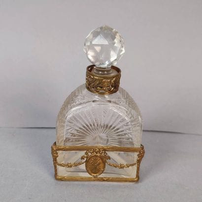 Lot of three objects including :
- Crystal...
