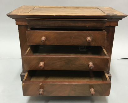 Petite commode de maitrise en bois de placage...