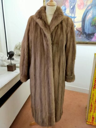 GEORGE V FUR
Long coat : in light mink 
two...