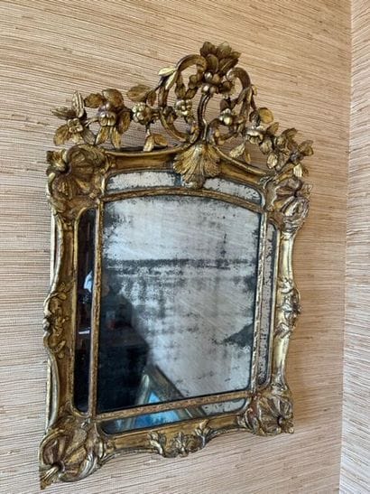 Miroir à parecloses, en bois sculpté et doré...