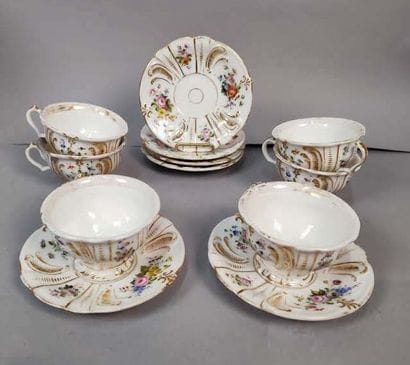 Part of a service in Limoges porcelain
(cracks,...