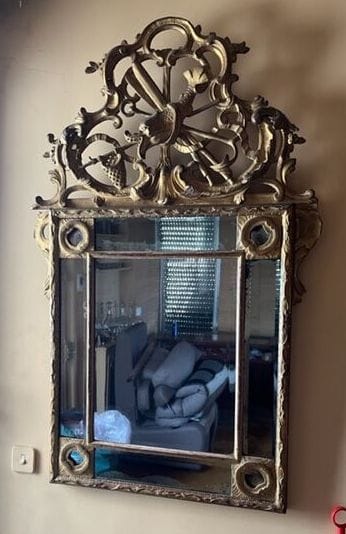 Grand miroir à parecloses, en bois sculpté...