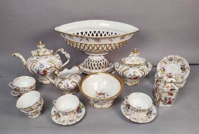 Part of a service in Limoges porcelain
(cracks,...