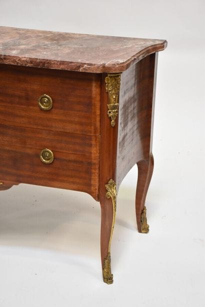 COMMODE en placage d'acajou satiné ouvrant...