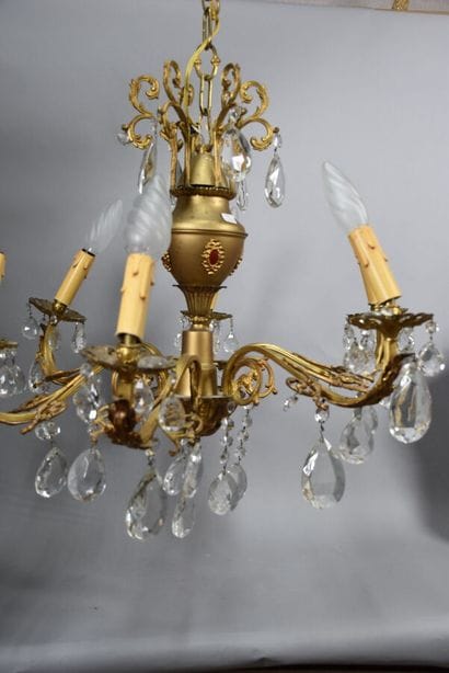 Lustre en métal doré et pampilles, à six...