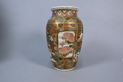 STASUMA JAPAN
Pair of porcelain vases decorated...