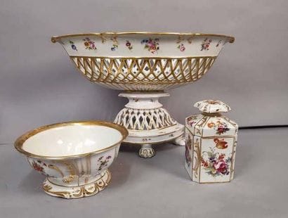 Part of a service in Limoges porcelain
(cracks,...