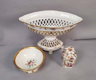 Part of a service in Limoges porcelain
(cracks,...